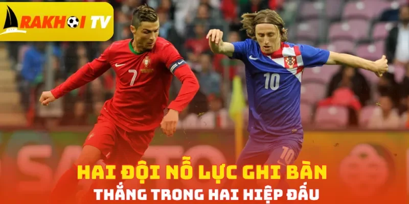 Hai đội nỗ lực ghi bàn thắng trong hai hiệp đấu